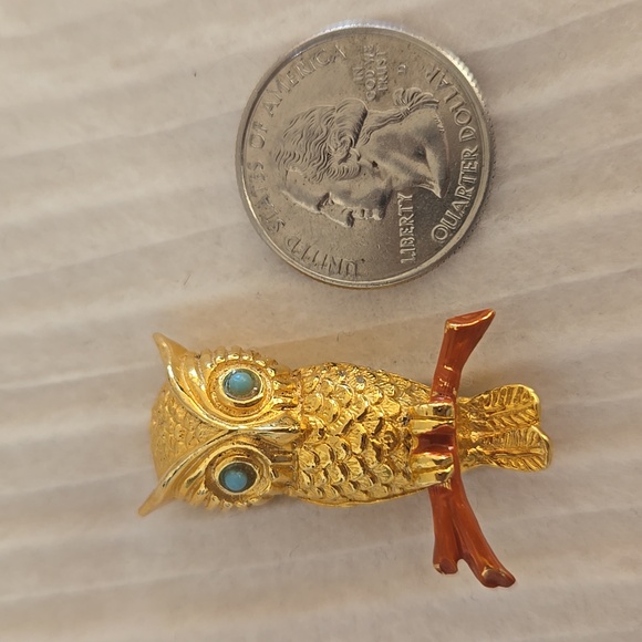 Gold Tone Owl Pin - Picture 3 of 6